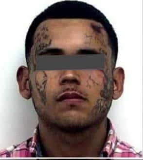 Los tres hombres detenidos en el municipio de Apodaca tras una persecución y balacera que inició en San Nicolás, la semana pasada, fueron notificados de orden de aprehensión por la agresión a un elemento de la policía de Santiago.