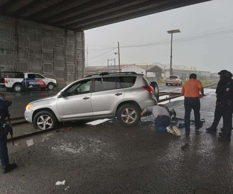 Rescatan camioneta atorada en vías