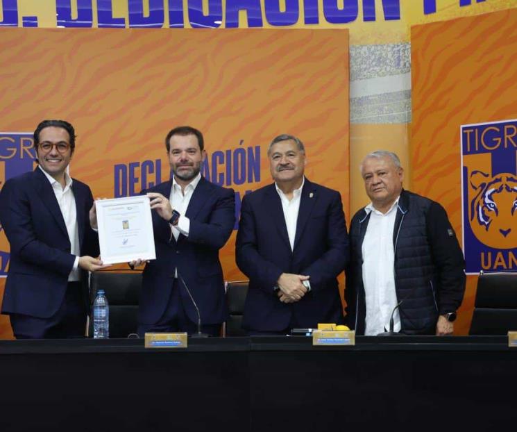 Recibe Tigres distintivo