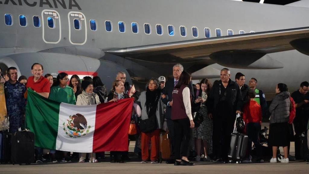 Llegan mexicanos repatriados de Israel