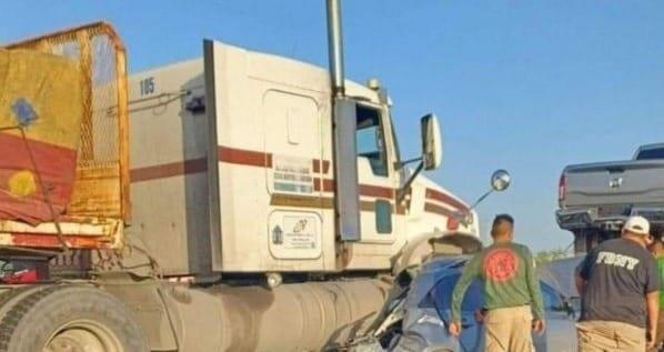 Sobrevive de milagro en choque contra tráiler