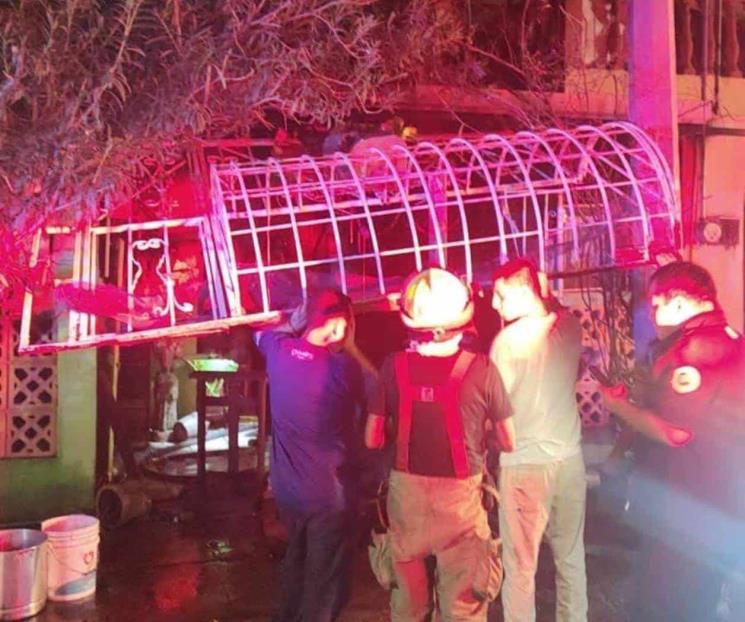 Se salva mujer de 100 años de incendio al norte de Monterrey