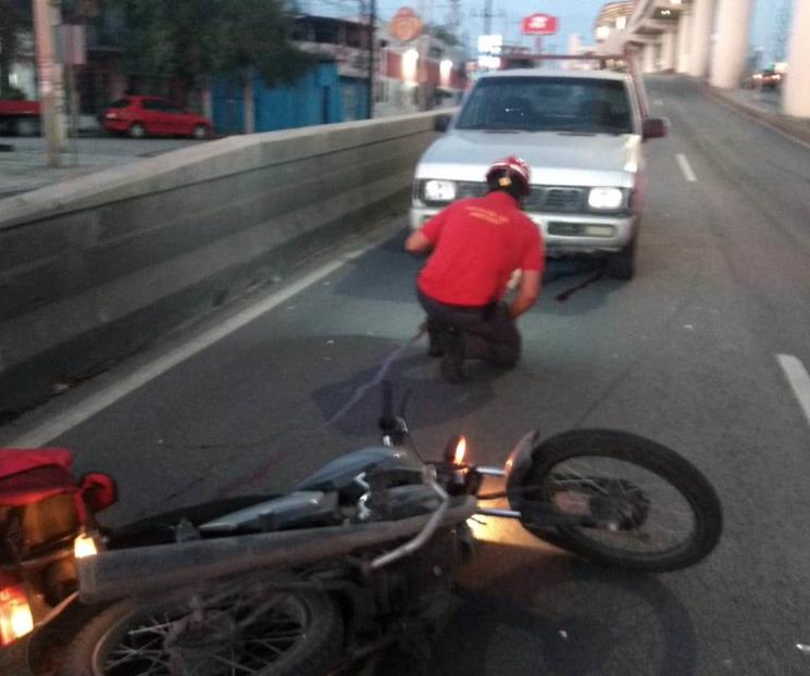 Fallece motociclista al chocar contra camioneta