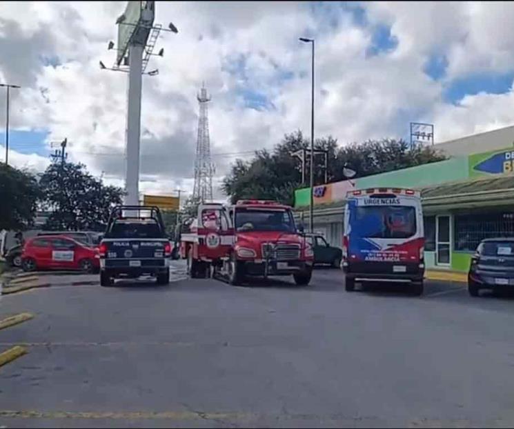 Arde vehículo en centro comercial