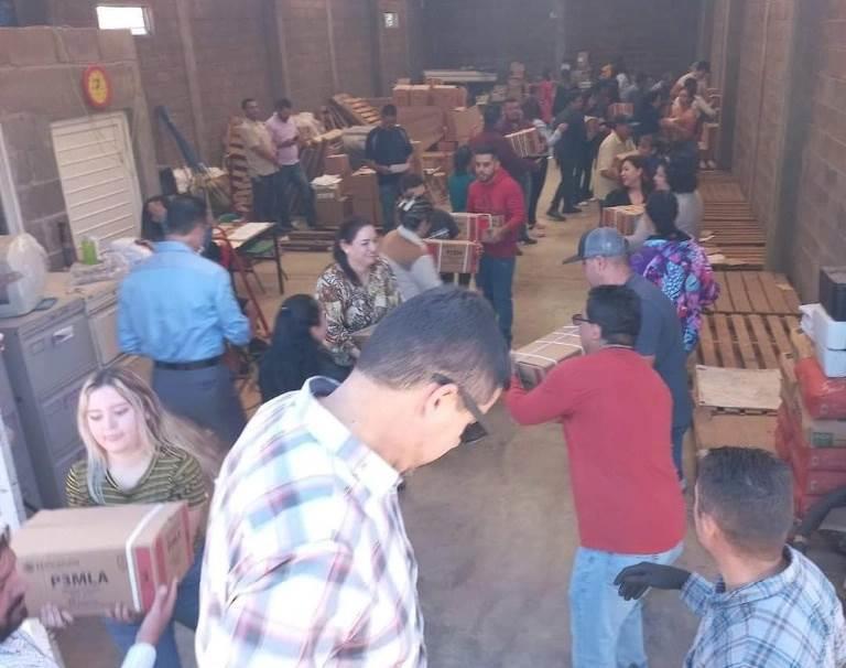 Irrumpen maestros en almacén para ‘liberar’ libros