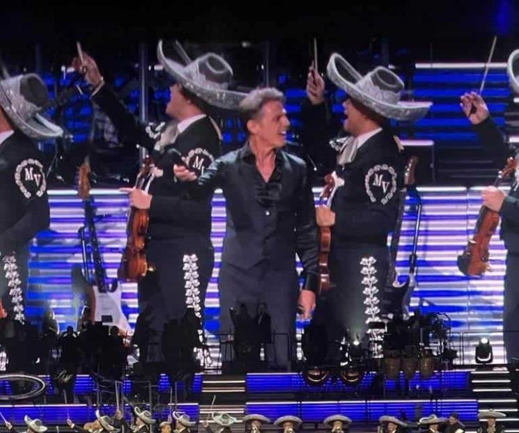 Luis Miguel empuja a guardia de seguridad para saludar a fan Luis Miguel empuja a guardia de seguridad para saludar a fan