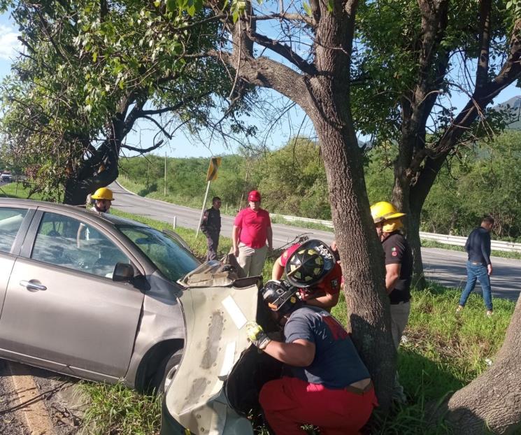 Se estrella contra árbol en Allende