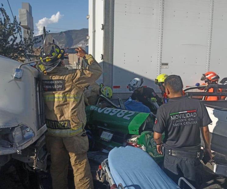 Se salva taxista de morir aplastado