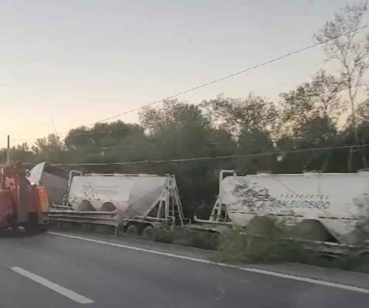 Vuelca tráiler que transportaba cemento en Linares