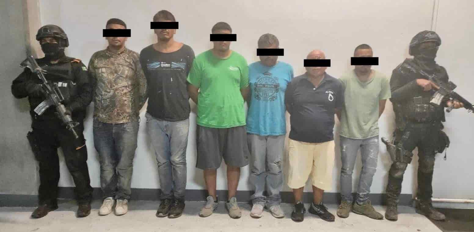 En dos operativos simultáneos, Fuerza Civil logró la detención de ocho hombres en los municipios de Anáhuac y Lampazos de Naranjo que realizaban actividades de “halconeo” para un grupo delictivo y a los que se les aseguró ponchallantas y droga.