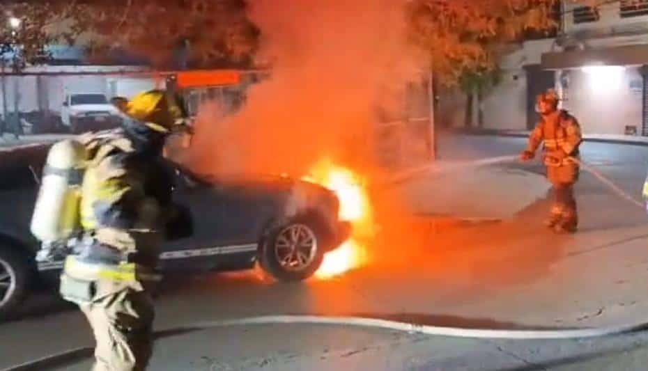 Arde vehículo estacionado