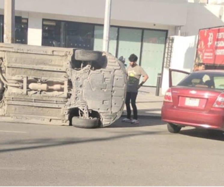 Vuelca en Apodaca