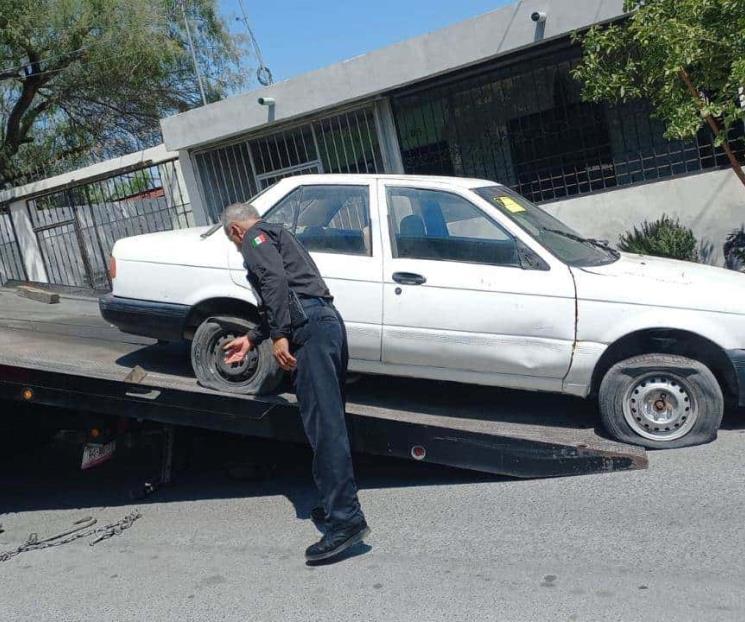 Retiran en SC unidades automotrices abandonados en la calle