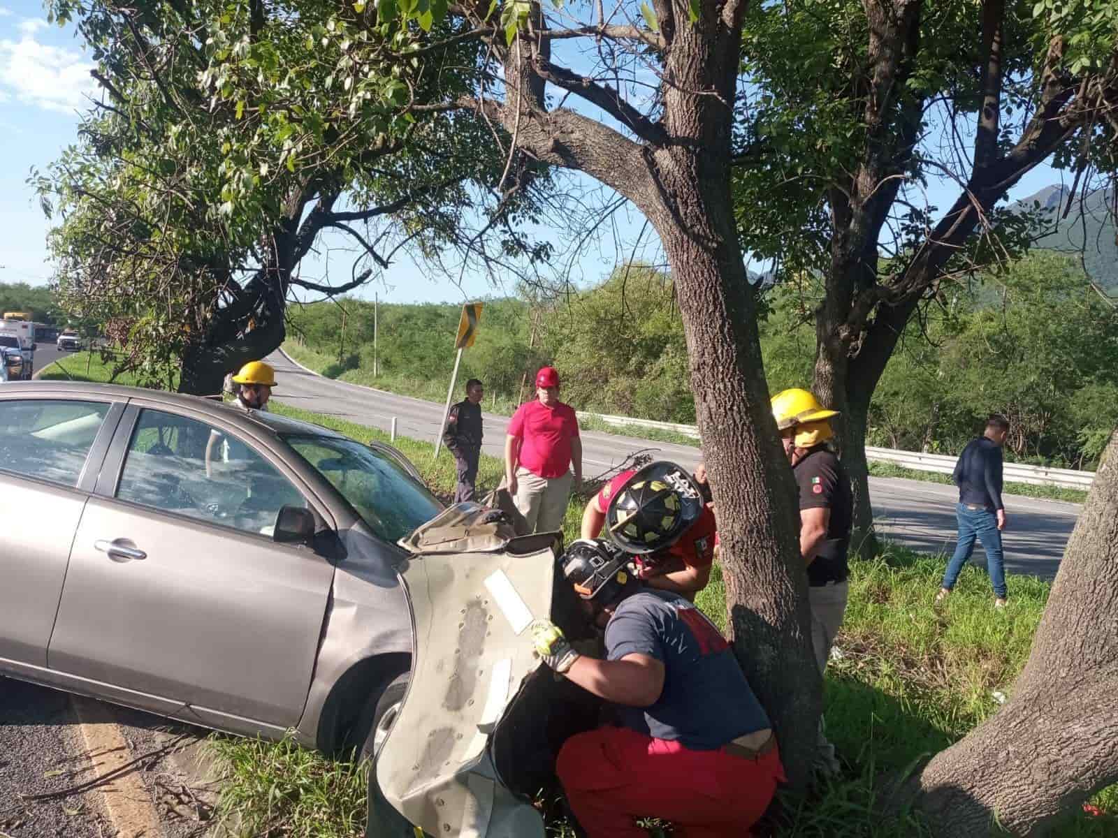 Un automovilista terminó prensado en el interior de su vehículo, después de estrellarse contra un árbol, en un tramo carretero del municipio de Allende, Nuevo León.