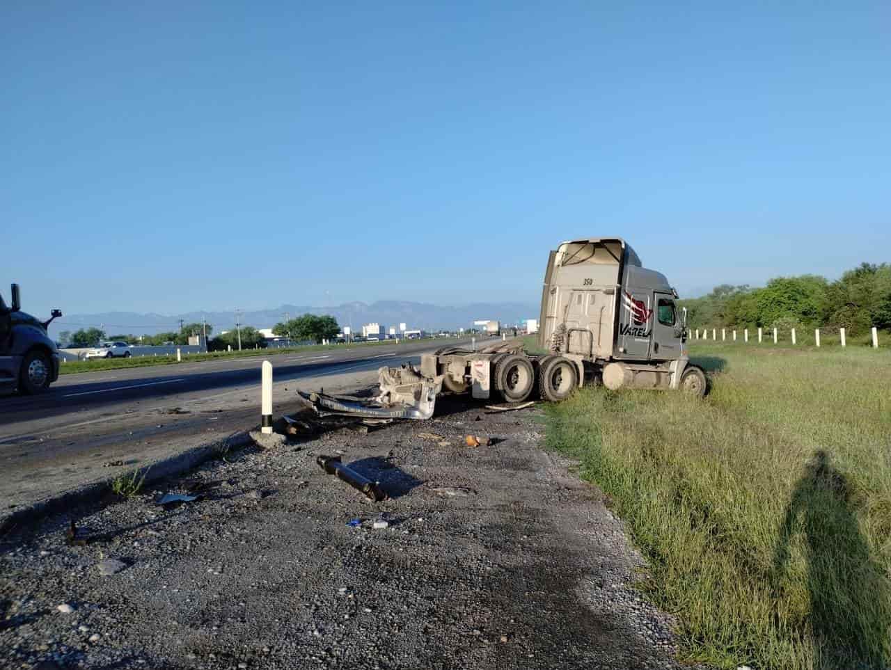 Un choque por alcance entre un tractocamión y un tráiler, movilizó ayer  a elementos de rescate en la Autopista a Reynosa, municipio de Cadereyta Jiménez.