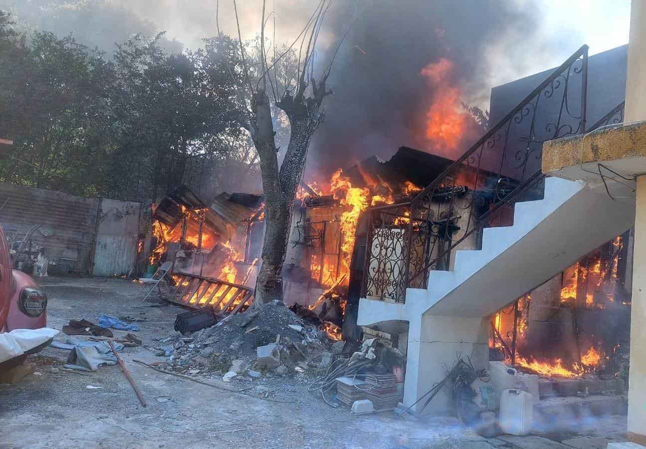 Elementos de Bomberos de Nuevo León combatieron el incendio de un domicilio en una Colonia Independencia, al sur de Monterrey La casa donde se registró el siniestro se encuentra en Avenida Tamaulipas y calle Nueva Independencia.