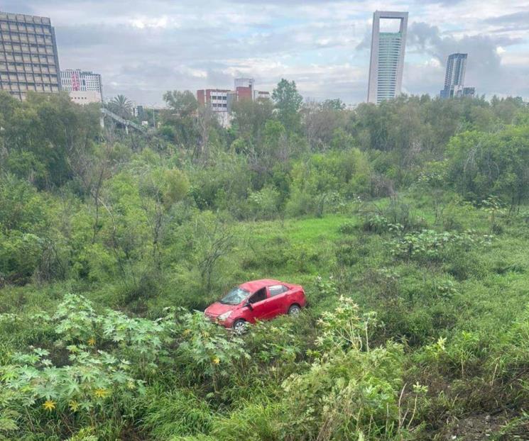 Vuelca auto y cae al Río Santa Catarina
