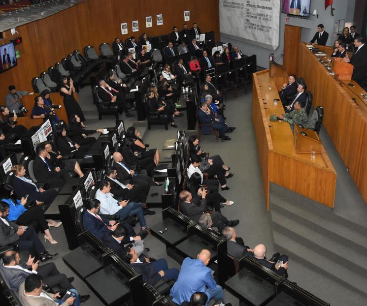 Dejan solo al PRIAN en sesión solemne para Informe