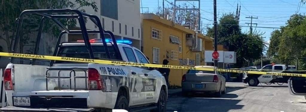 Una intensa movilización policiaca se registró frente a la presidencia municipal de Linares, al ser atacado un hombre a balazos cuando viajaba en su automóvil en compañía de otras dos personas.