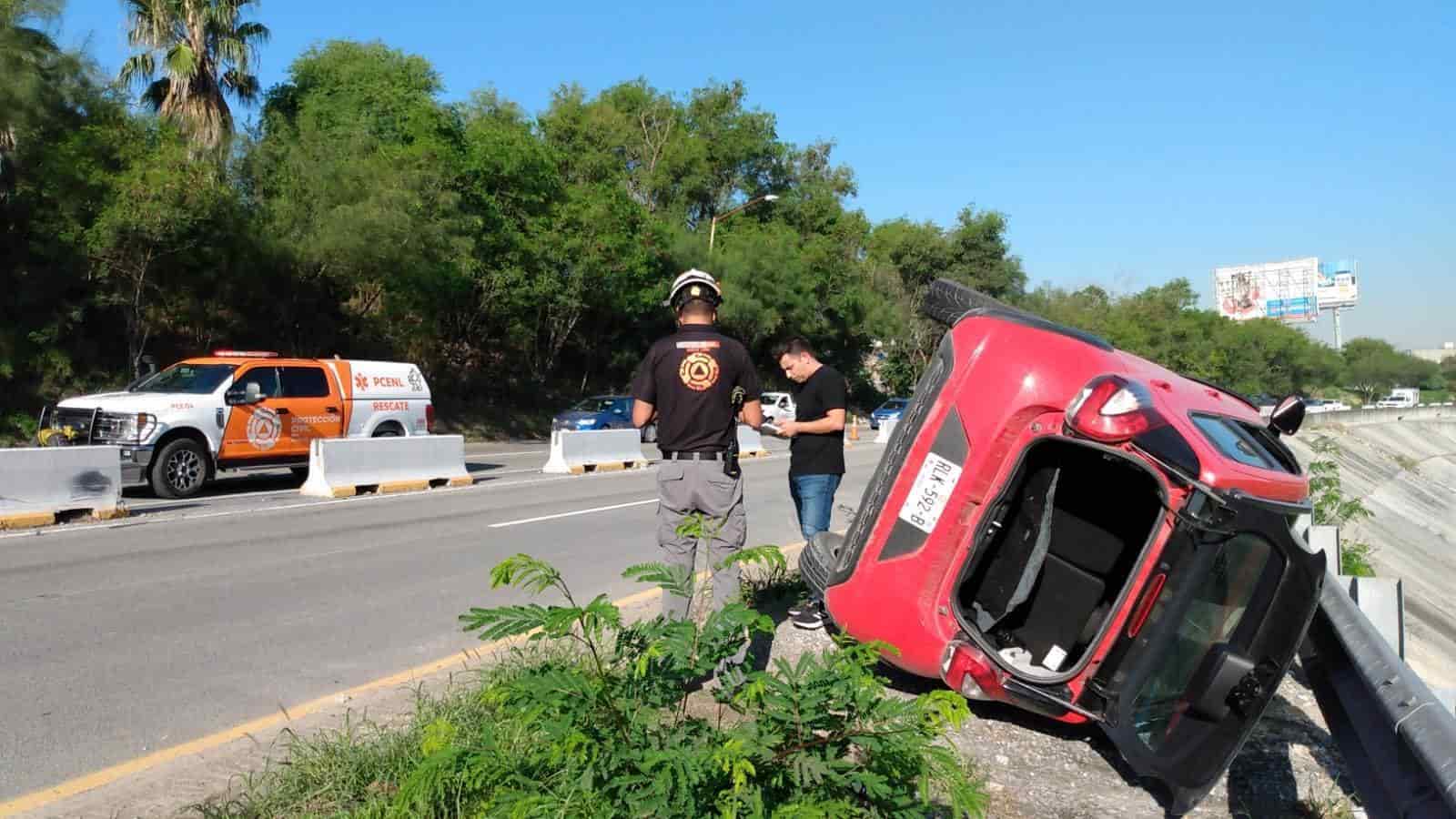 El conductor de un vehículo volcó su unidad a un costado de la Avenida Morones Prieto por los carriles exprés, donde el barandal de protección evitó que cayera al lecho del Río Santa Catarina.