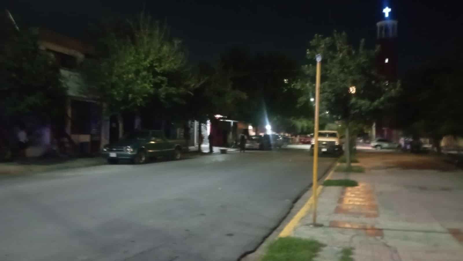 El reporte de detonaciones de arma de fuego en la Colonia Progreso, movilizó a elementos de la policía en calles de la Colonia Progreso, en Monterrey, donde se encontró una camioneta baleada frente a un parque público.