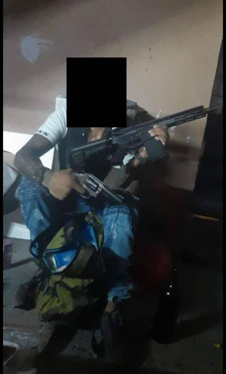 Elementos de Fuerza Civil detuvieron en Sierra Ventana, municipio de Monterrey, a un hombre apodado ‘El Yuma”, portando dos armas de fuego cortas y droga.