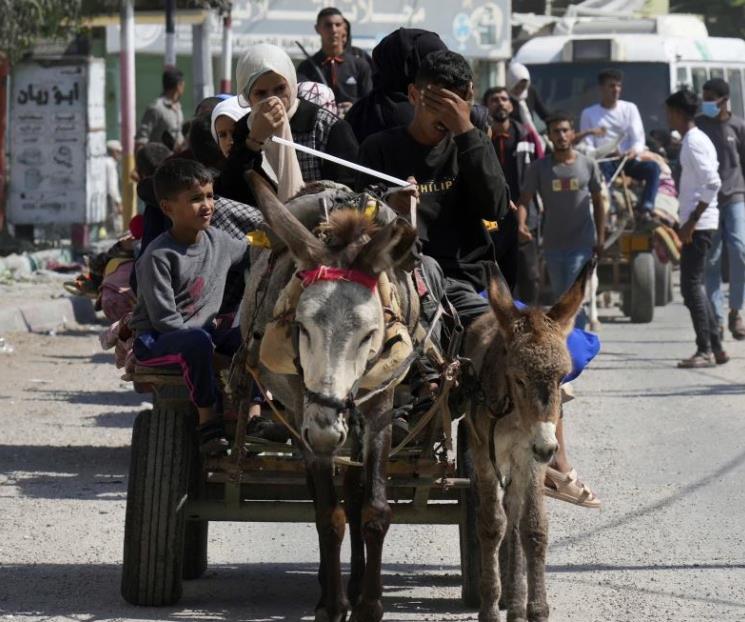 Luchan familias por salir de zona de conflicto