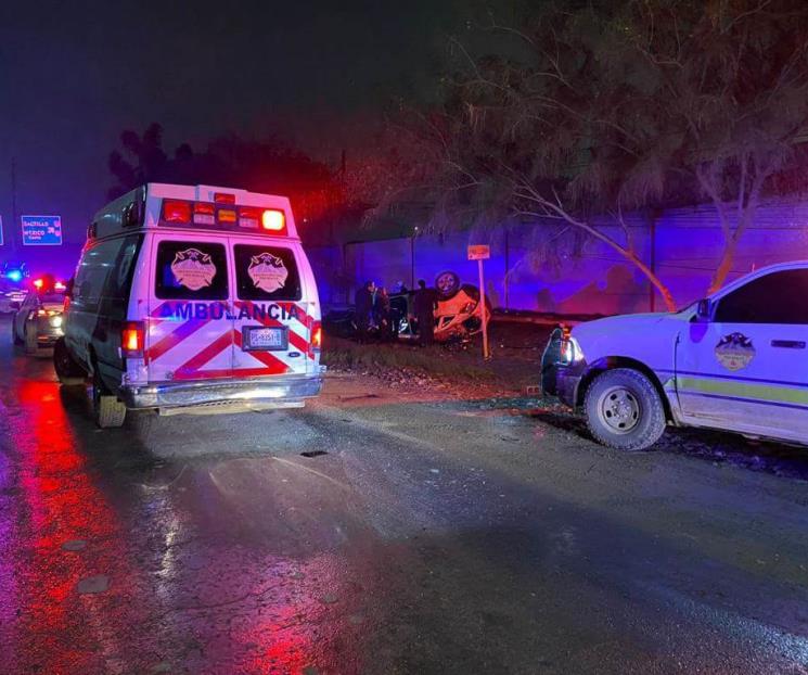 Mueren dos tras volcadura en García