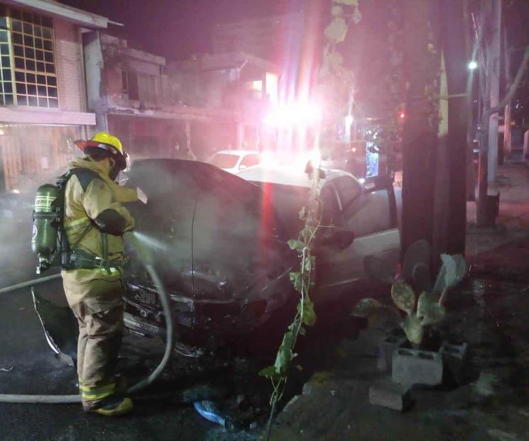 Se incendia auto en Contry Lux