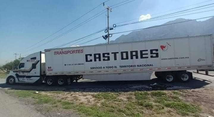Caen polleros con migrantes