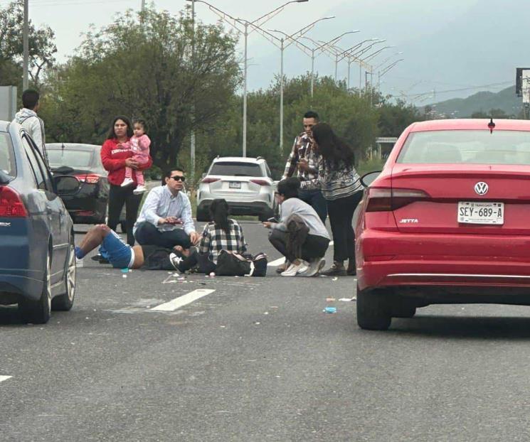 Derrapan en moto y salen heridos