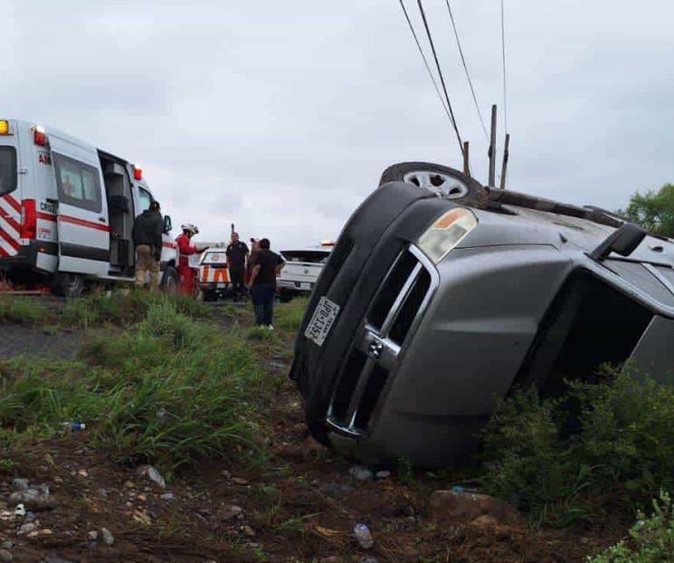 Vuelca camioneta en Montemorelos