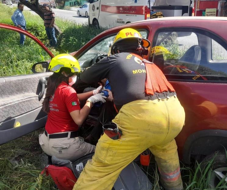 Se estrella contra árbol y resulta herido