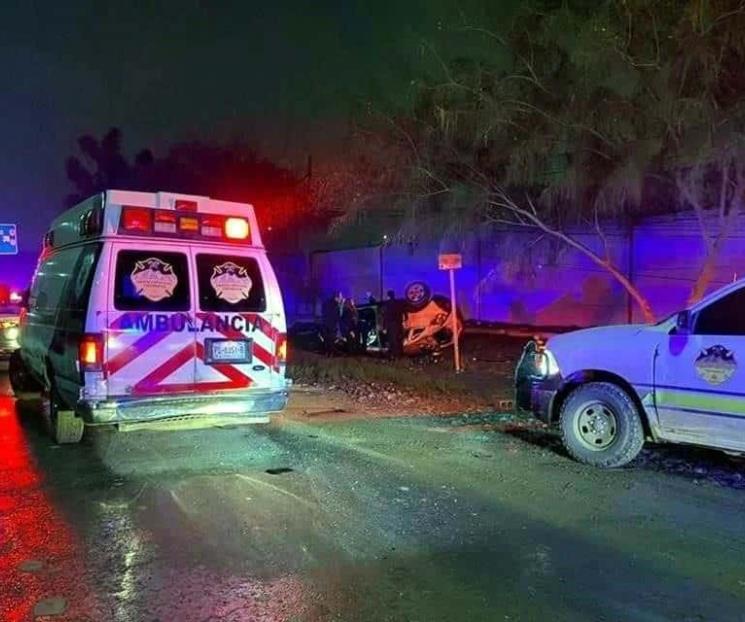 Volcadura en García de 2 muertos y un herido