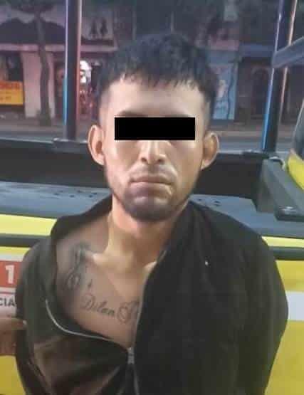 Roba celular; lo detienen