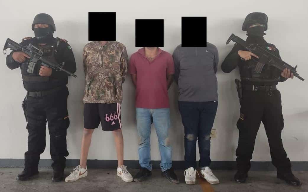 Tres hombres armados que viajaban en una camioneta fueron arrestados por elementos de Fuerza Civil en el municipio de Ciénega de Flores.