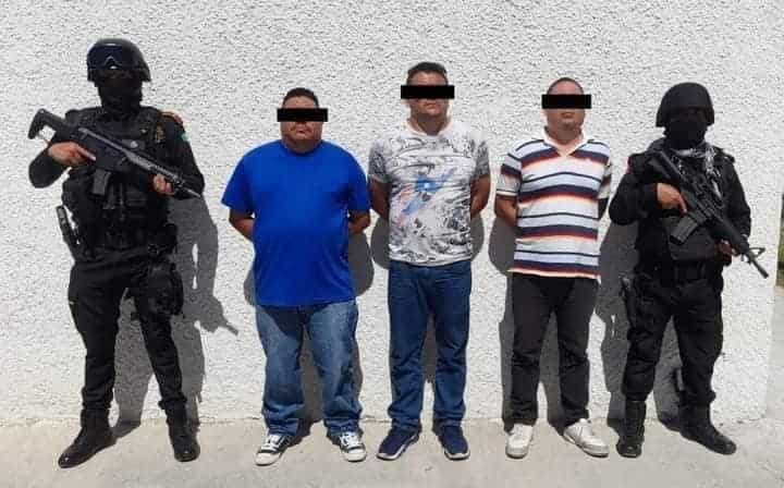 Elementos de Fuerza Civil, lograron la detención de tres integrantes de una banda de polleros que fueron sorprendidos transportando a un grupo de migrantes en el municipio de Santa Catarina.
