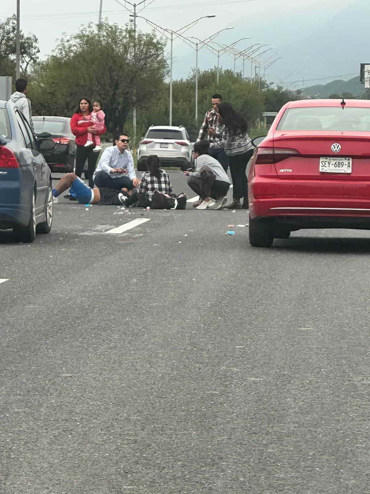 Un par de motocicletas resultaron lesionados, luego de que su frágil vehículo derrapara sobre la carpeta asfáltica, en Santiago.