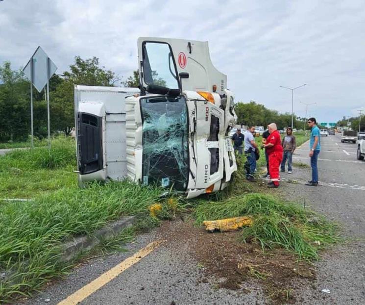 Vuelca camión de carga en la Nacional