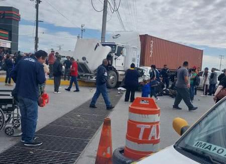 Pierde tráiler los frenos y ocasiona carambola
