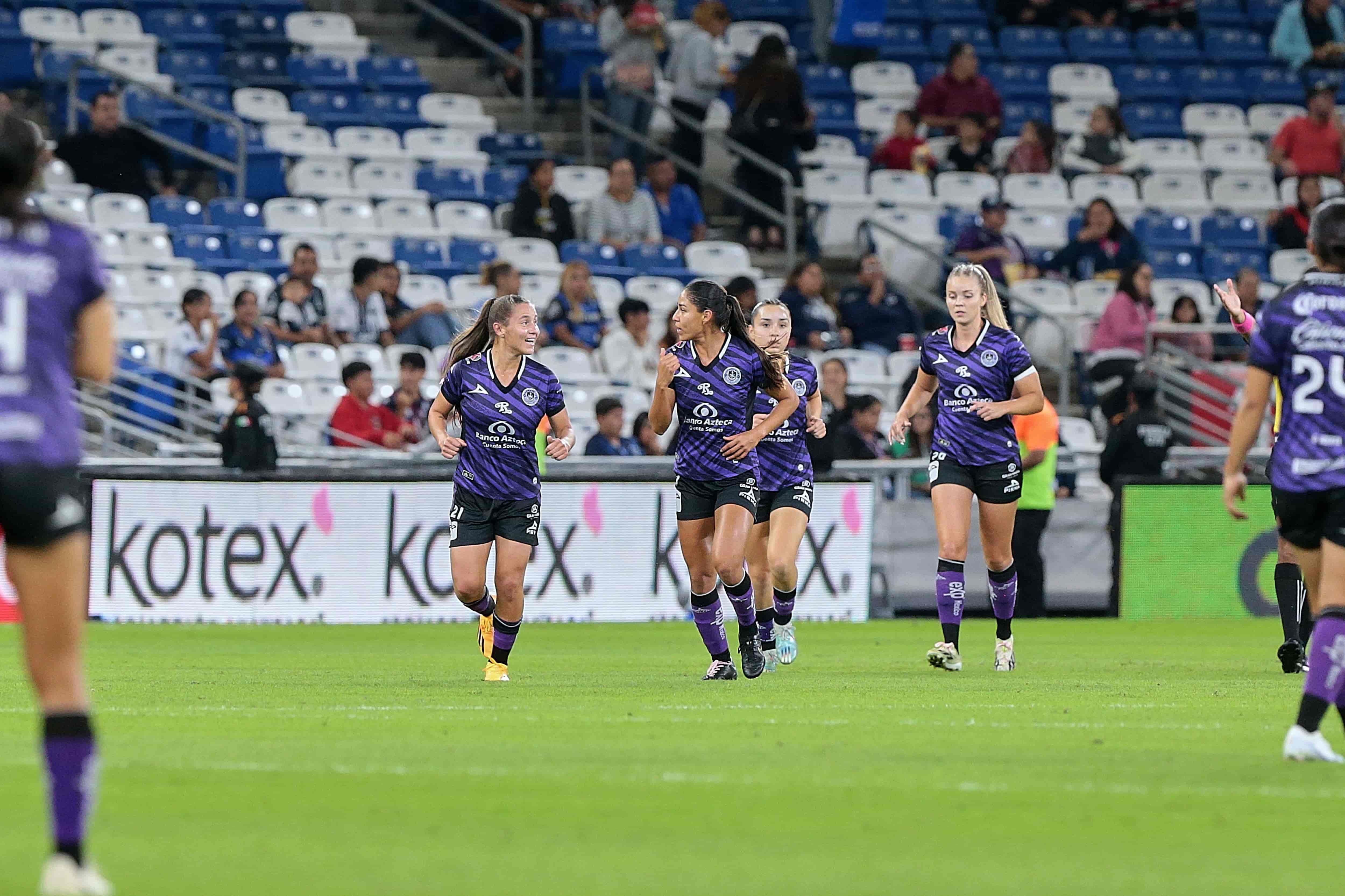 Yuliana Mora abre el marcador para las visitantes.