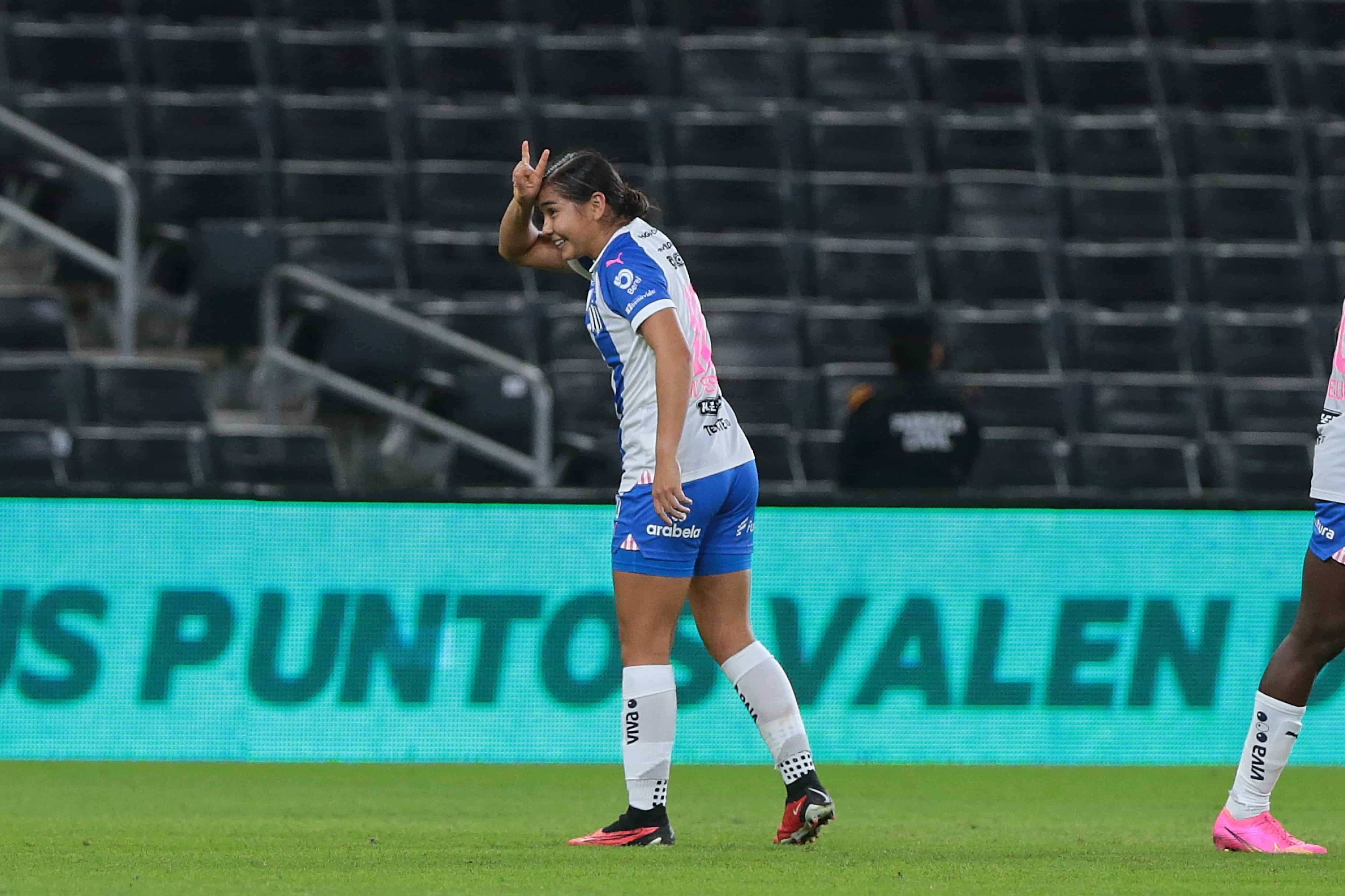 Nicole Pérez anota.