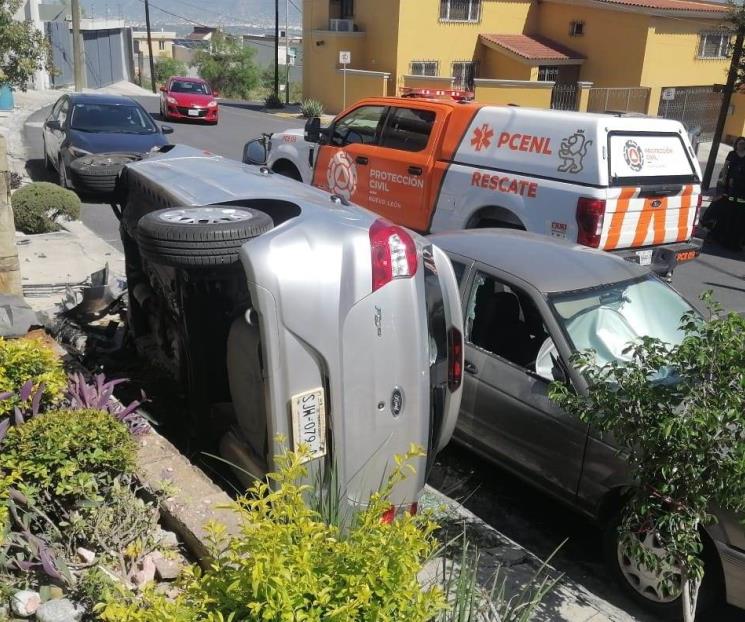 Volcadura en Cumbres deja un lesionado