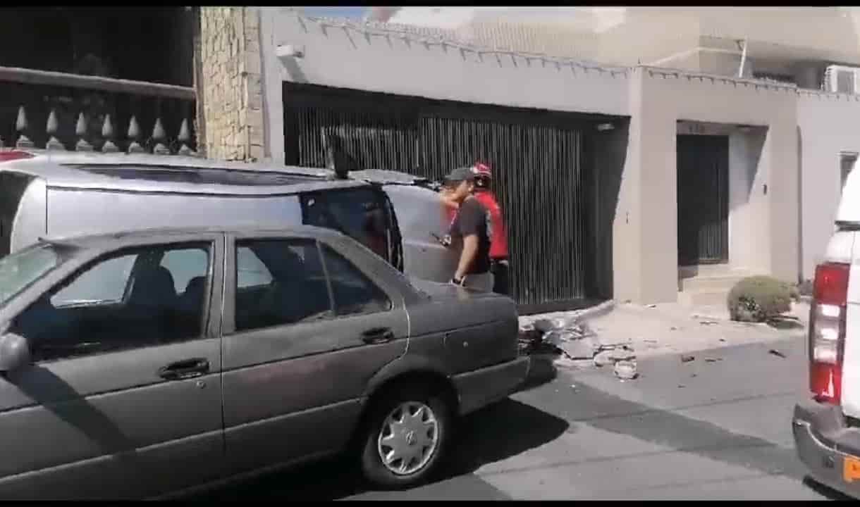 Al menos un lesionado, dejó el estrellamiento, choque y volcadura de un vehículo compacto, ayer en calles de la Colonia Cumbres, al poniente de Monterrey.