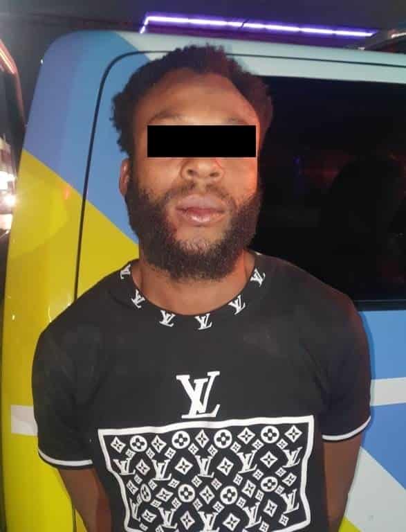 Un hombre originario de Haití fue detenido por oficiales de la Policía de Monterrey, luego que presuntamente lesionara con una botella a un transeúnte, en la zona centro de la ciudad.