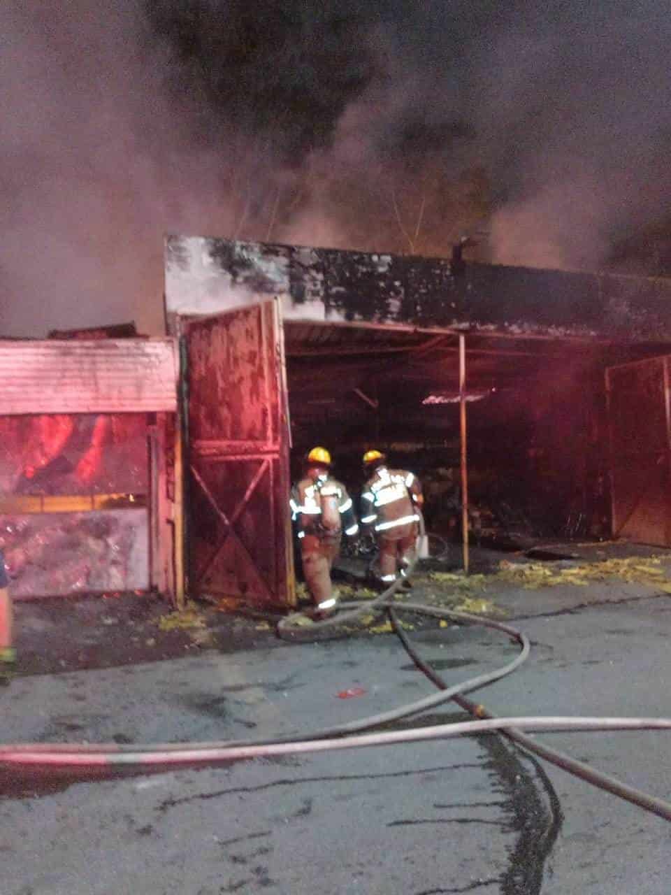 Al menos tres negocios se vieron afectados tras registrarse un incendio, la madrugada de ayer en la Colonia Carmen Serdán, al norte del municipio de Monterrey, sin que se reportaran lesionados.