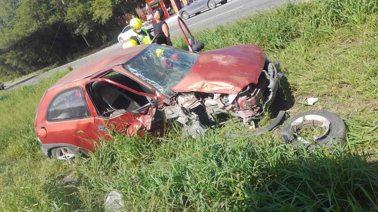 El conductor de un auto resultó lesionado luego de estrellarse contra un árbol en la Carretera Nacional, la tarde de ayer a la altura del municipio de Montemorelos.