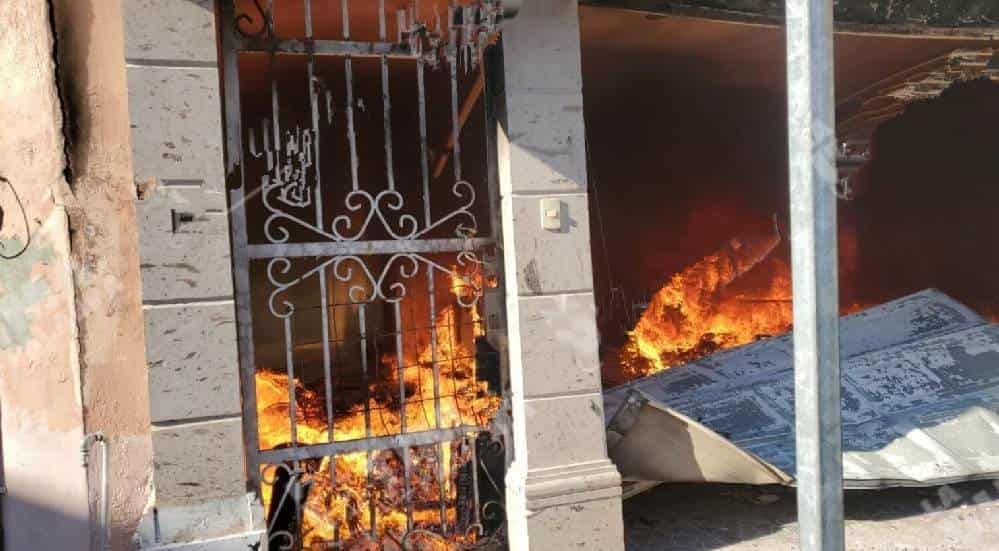 Una vivienda que estaba abandonada desde hace varios años, en la Colonia Quinta las Sabinas, fue incendiada al parecer en forma intencional por vecinos del sector.