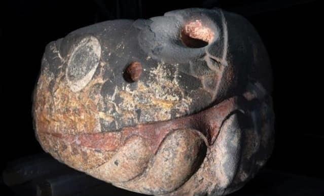 Dan mantenimiento a monumental cabeza de serpiente mexica