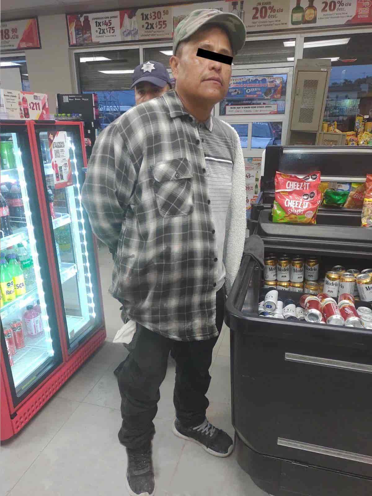 Dos empleadas de una tienda Oxxo ubicada en el municipio de Juárez, sorprendieron a un asaltante, quien fue encerrado dentro de la tienda, al bajar las afectadas las cortinas de acero.